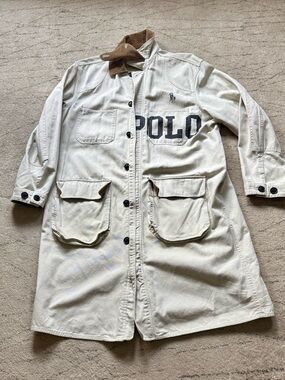 Polo Ralph Lauren trench coat, Front logo, single vent,Brass detailing,
Size - L